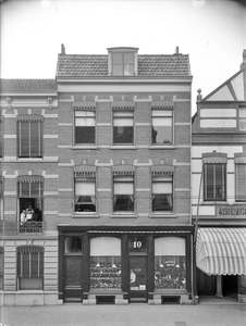 65638 Gezicht op de voorgevel van het huis Nobelstraat 10 te Utrecht (schoenenmagazijn J. de Vries).